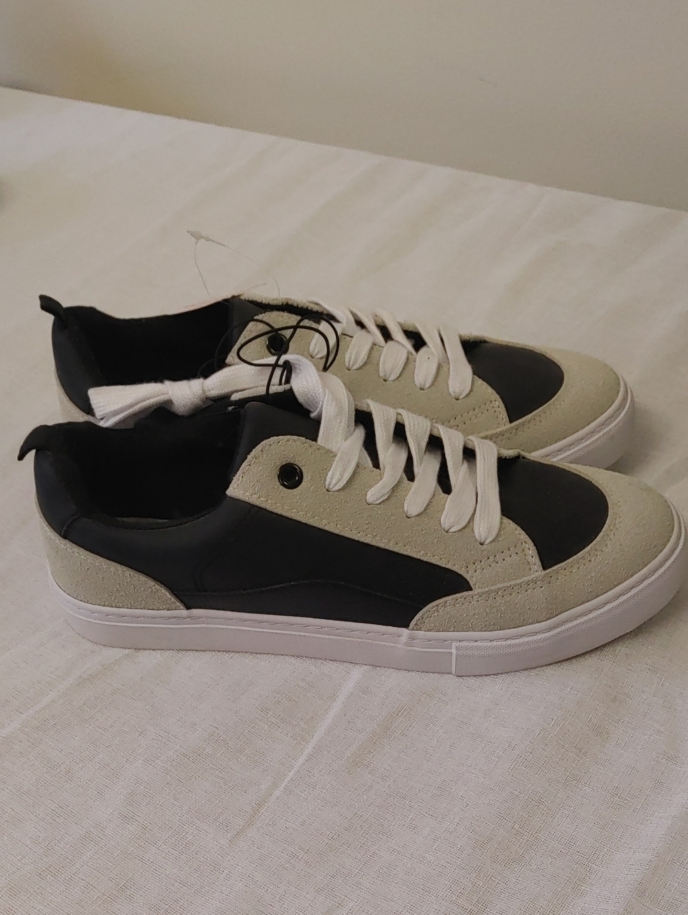 Low-Top Casual Sneakers - Black & Cream l Bundle l Free